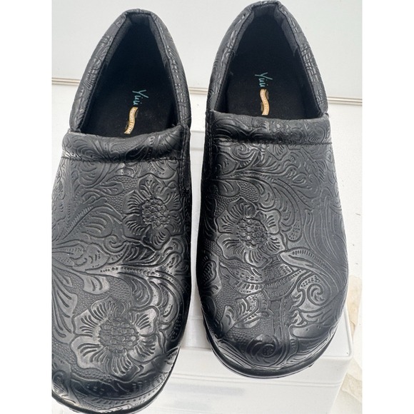 Womens YUU Bethanee Clogs Size: 8.5 W Color: Black Excellent Preowned Floral - Picture 2 of 8